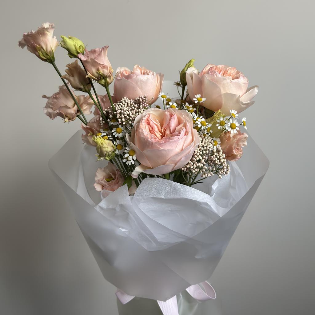 Букет с пионовидными садовыми розами и озотамнусами