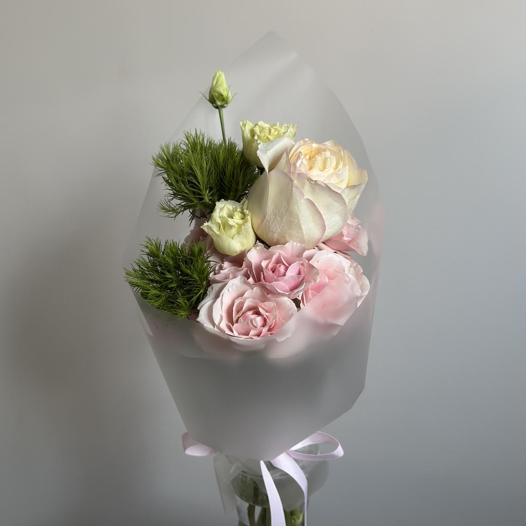 Букет с розами и махровыми диантусами