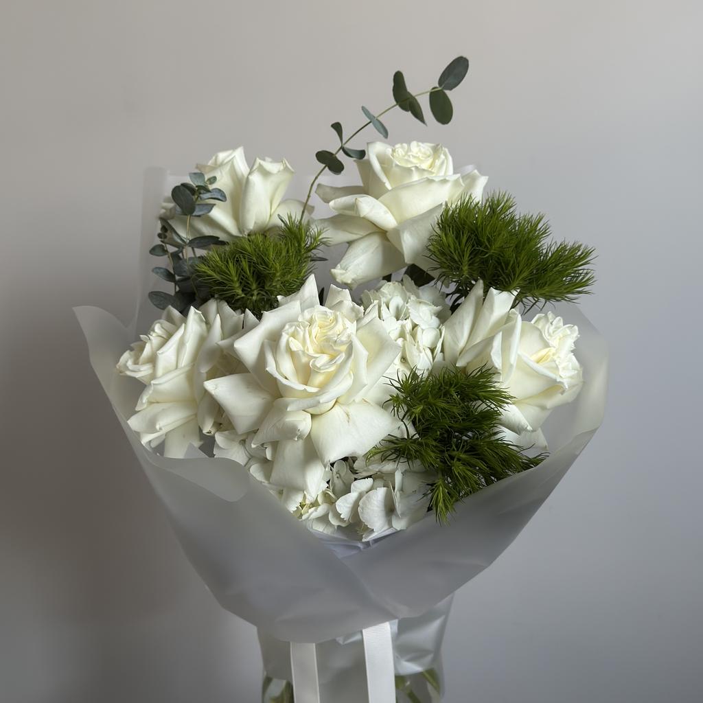 Букет с розами PLAYA BLANCA и махровыми диантусами