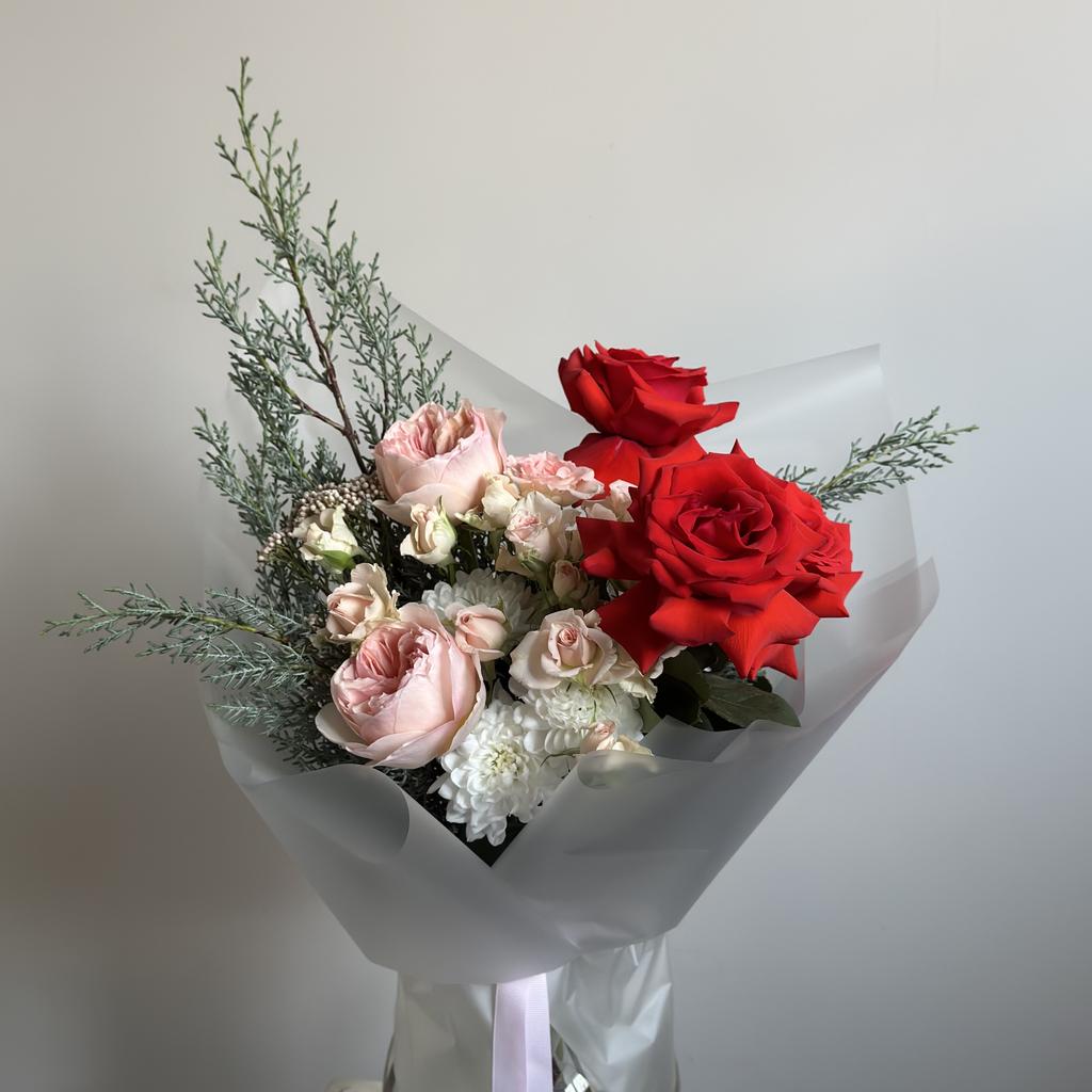 Букет с красными розами NINA и кипарисом