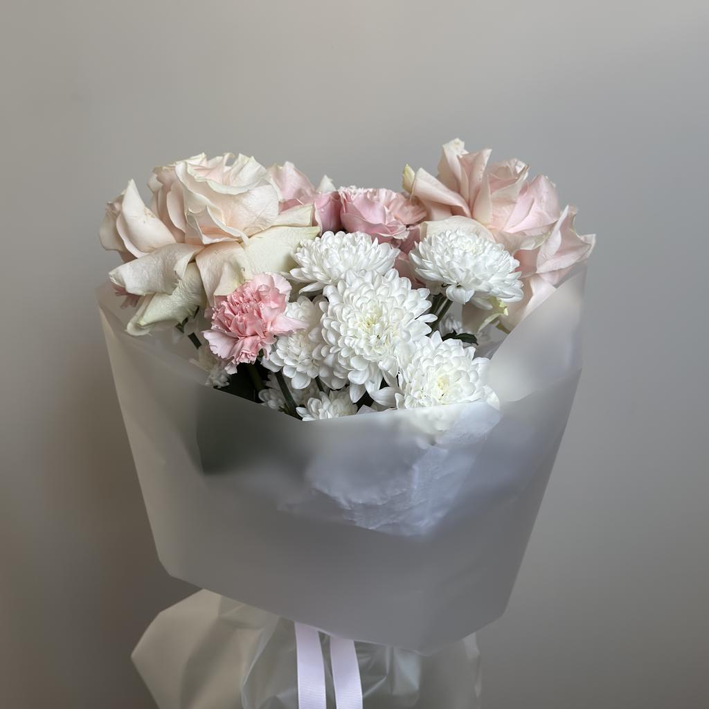 Букет с розами PINK MONDIAL и кустовыми хризантемами