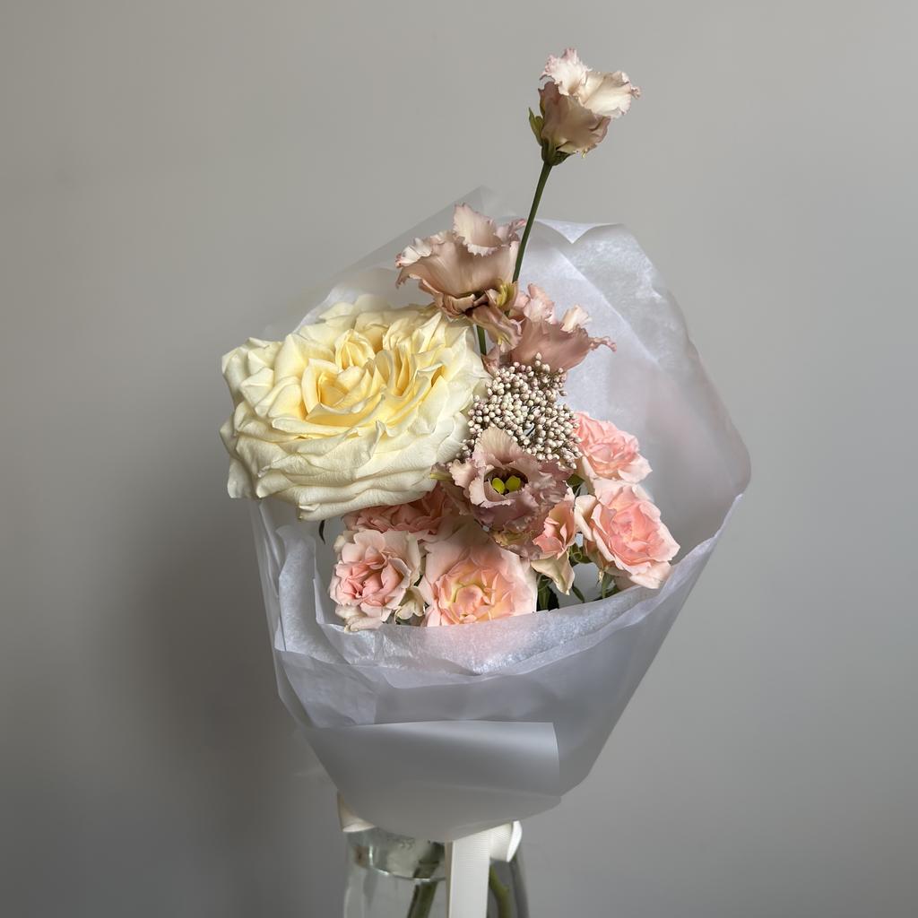 Букет с пионовидной розой CANDLELIGHT и озотамнусом