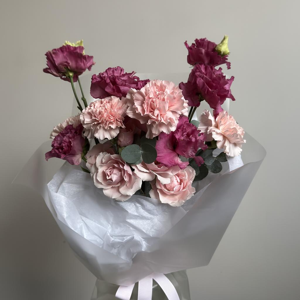 Букет с махровыми эустомами и кустовыми розами