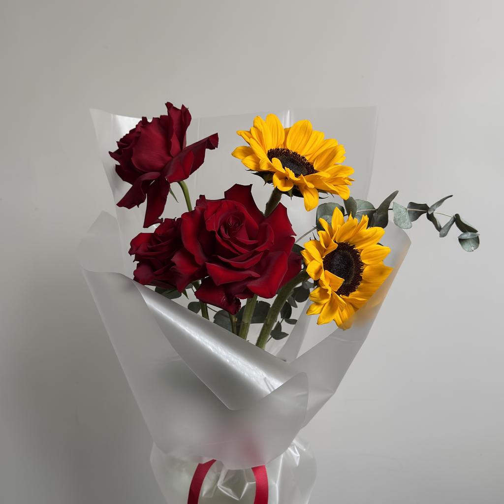 Букет с розами EXPLORER и подсолнухами