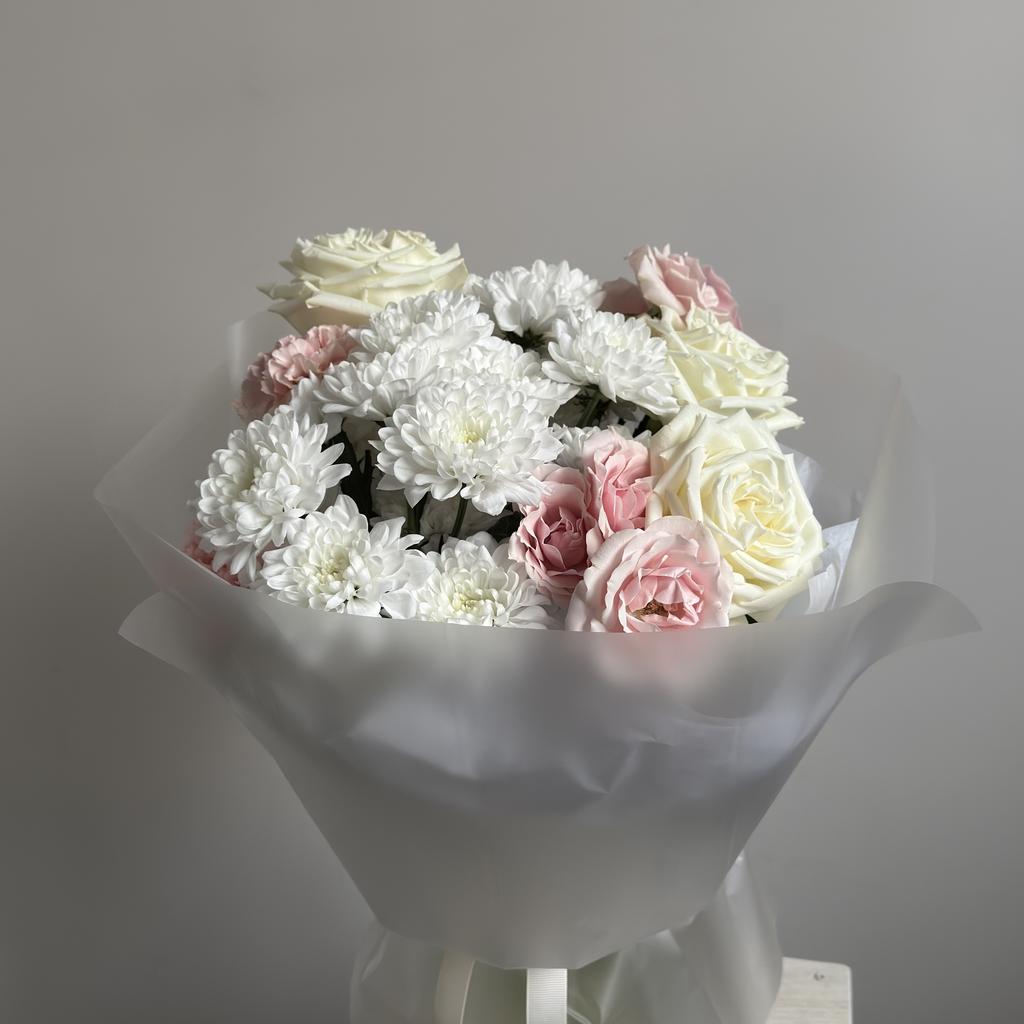 Букет с розами PLAYA BLANCA и кустовыми хризантемами