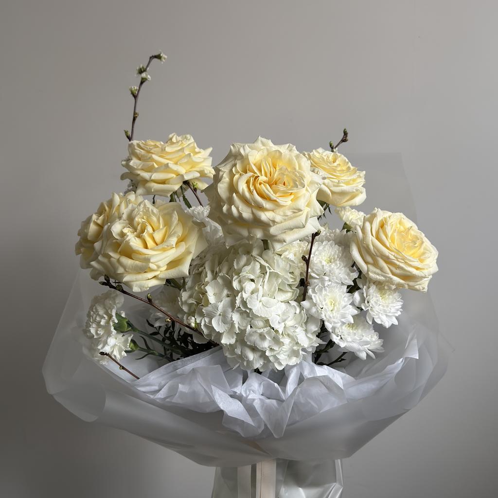 Букет с пионовидными розами CANDLELIGHT и цветущими ветками