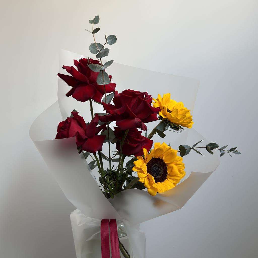 Букет с розами EXPLORER и подсолнухами
