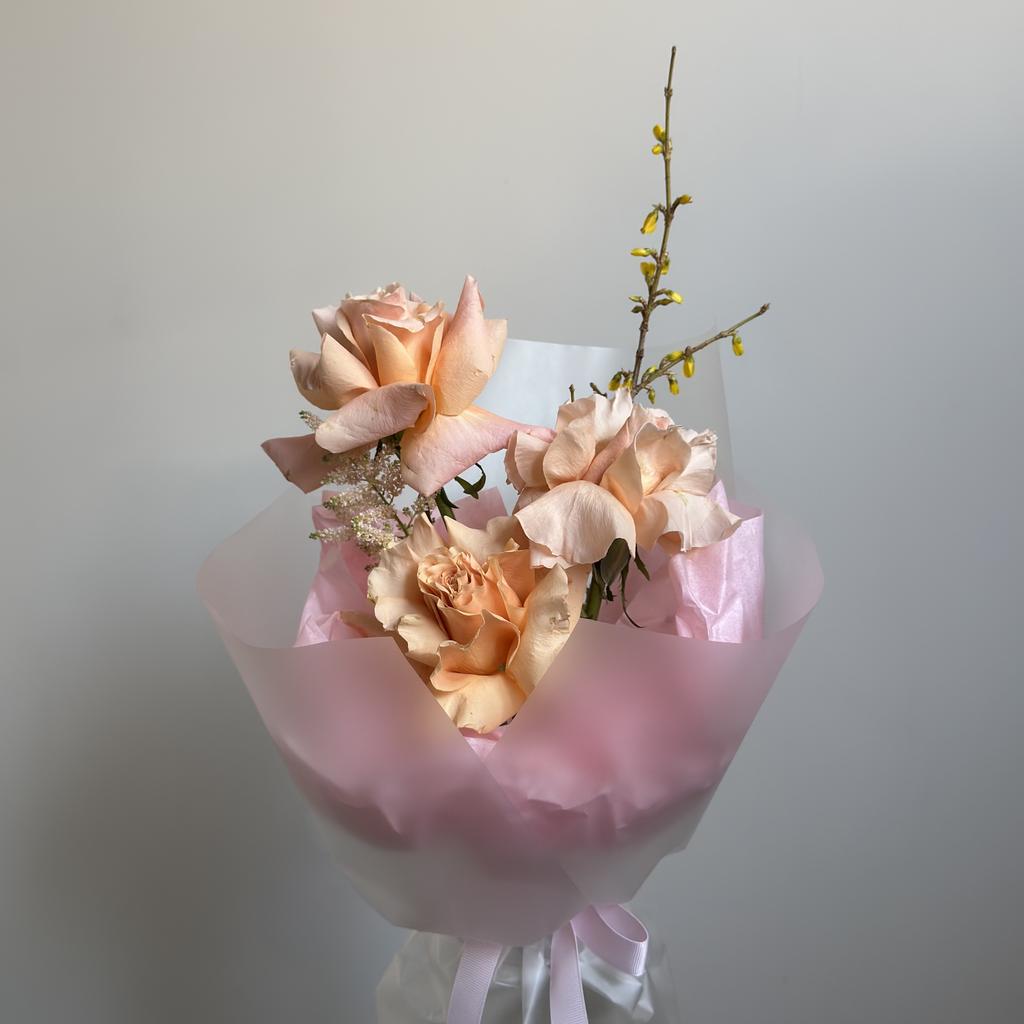 Букет с розами SHIMMER и форзицией