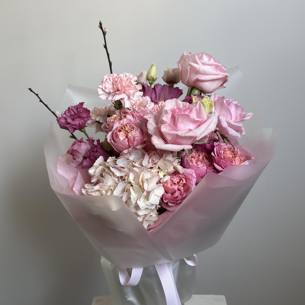 Букет с пионовидными розами и гортензией