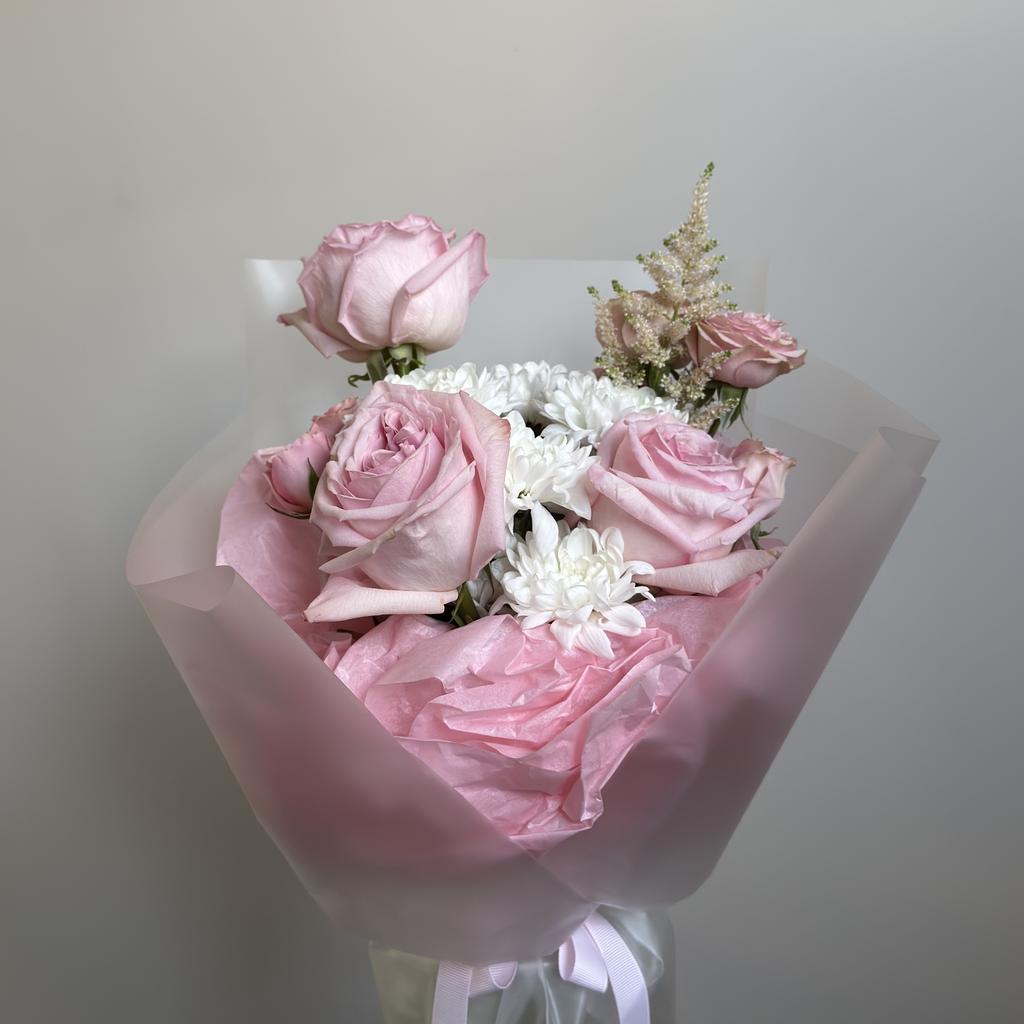 Букет с розами PINK O'HARA и астильбой