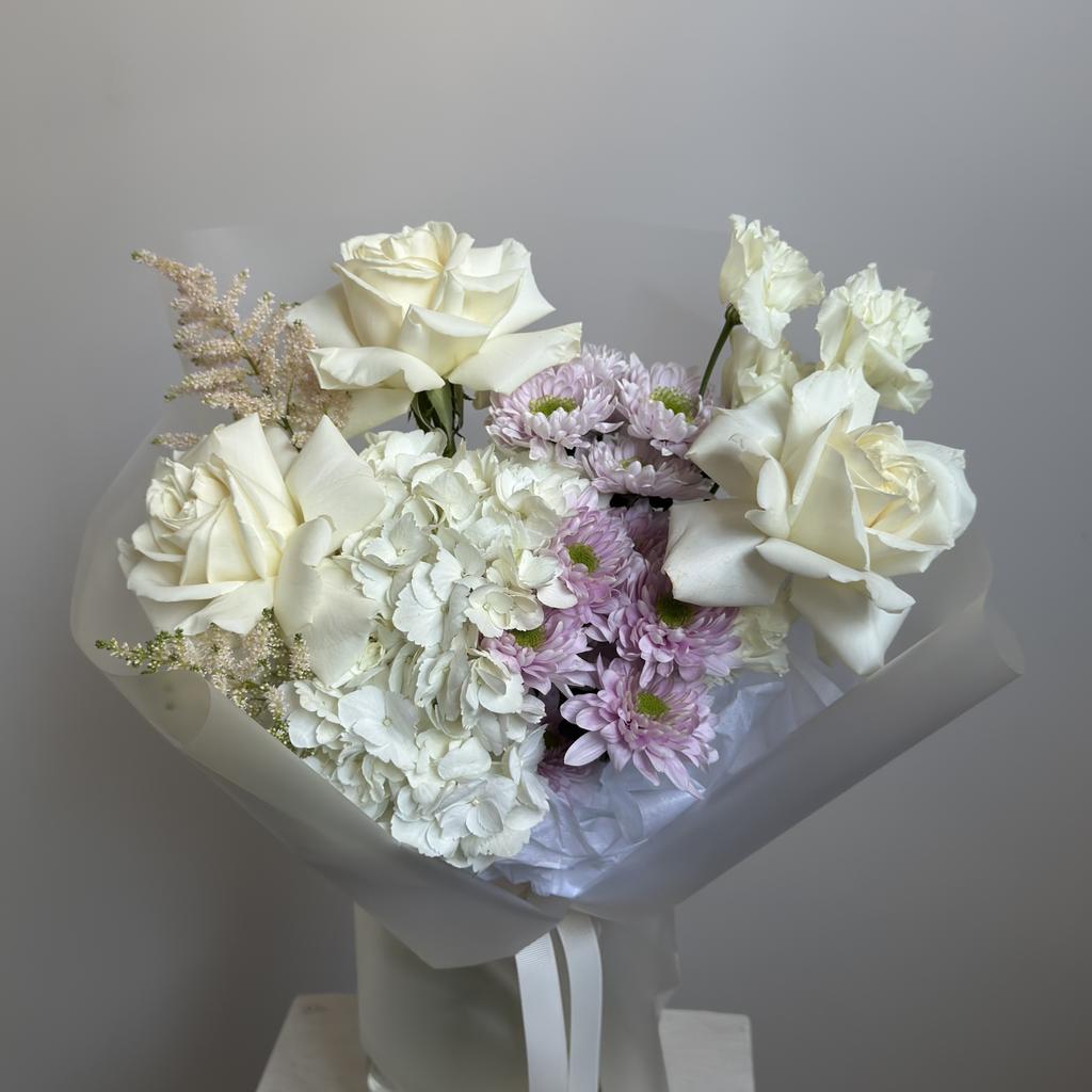 Букет с розами PLAYA BLANCA и гортензией