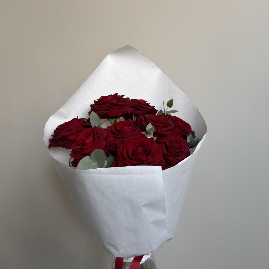 Букет с розами РЕД НАОМИ и эвкалиптом