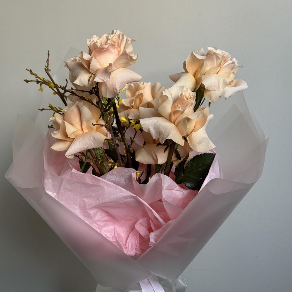 Букет с розами SHIMMER и форзициями