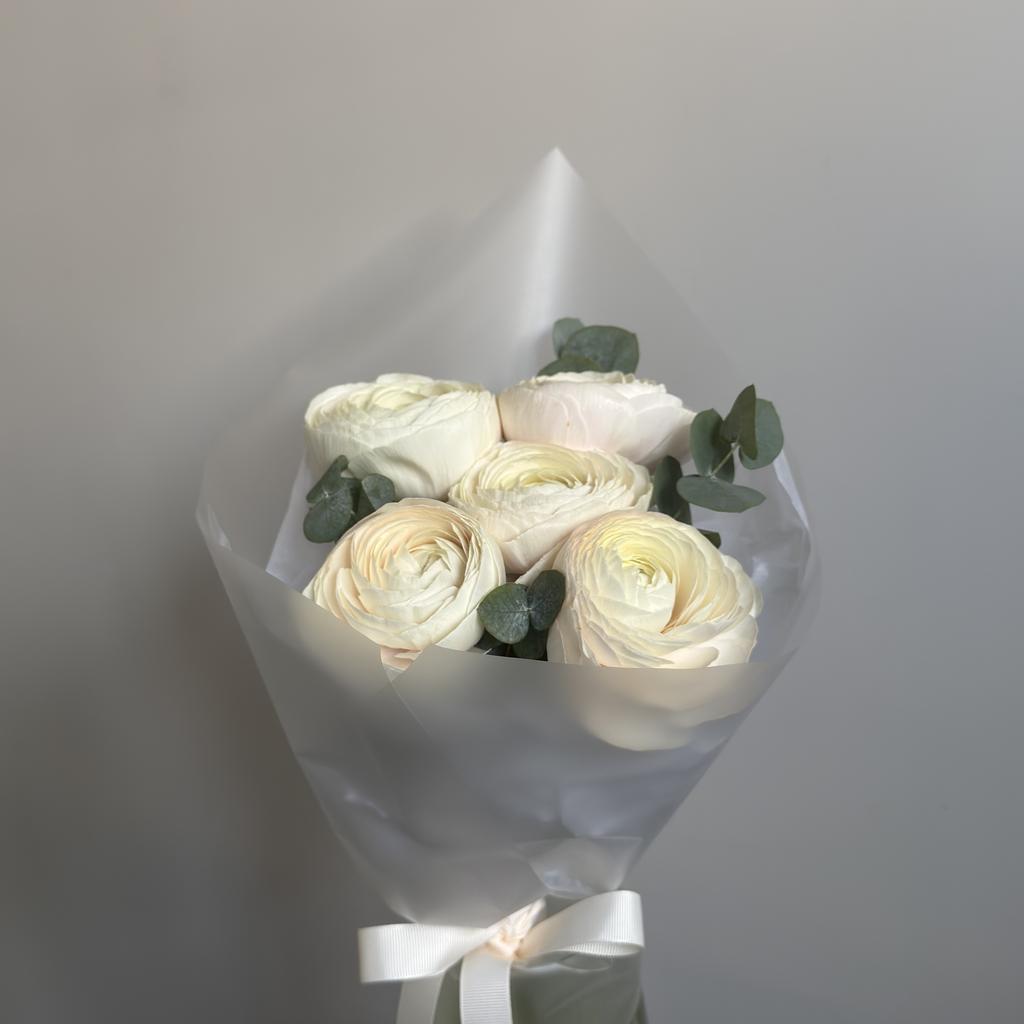 Букет из ранункулюсов и эвкалипта