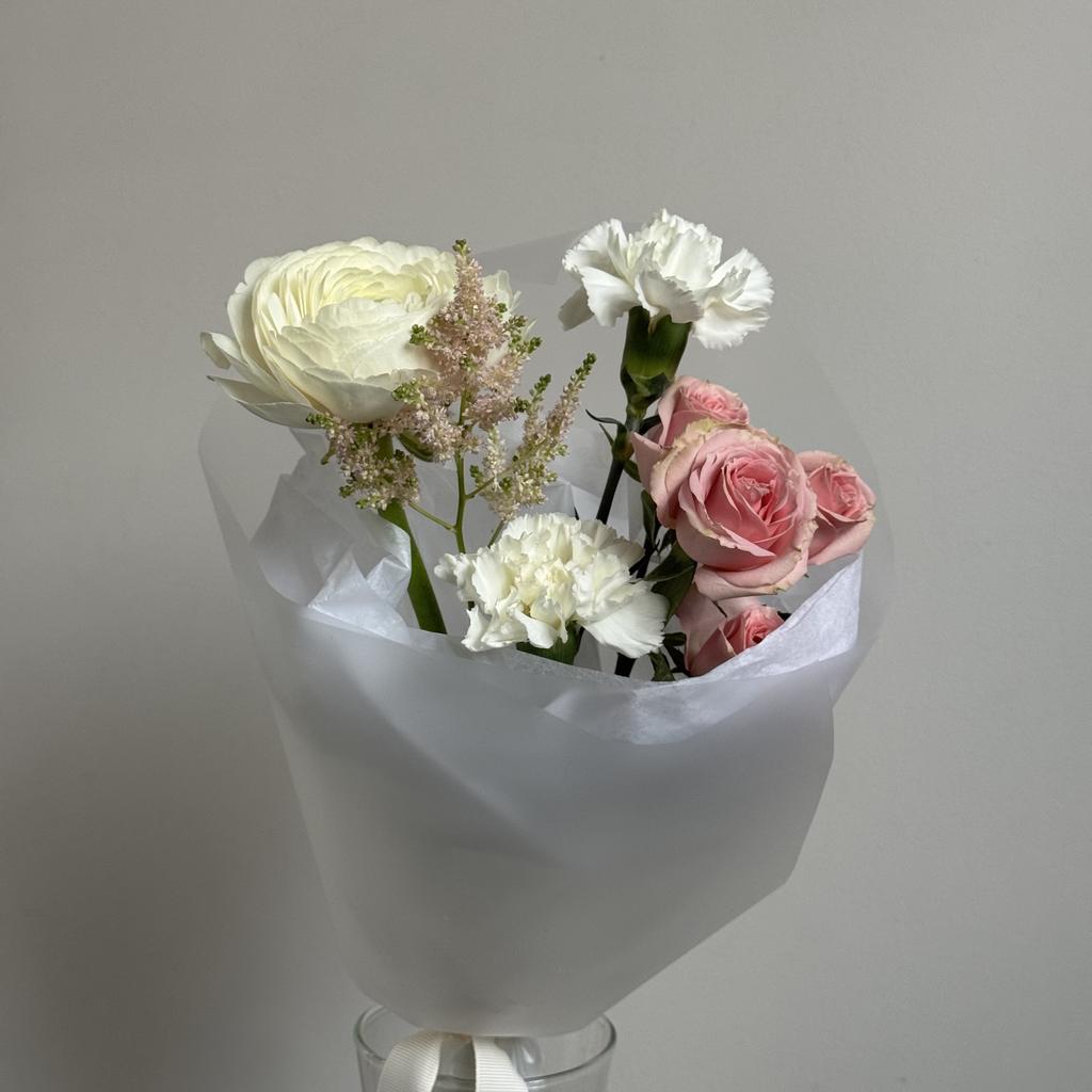 Букет с ранункулюсом КЛУНИ и кустовой розой