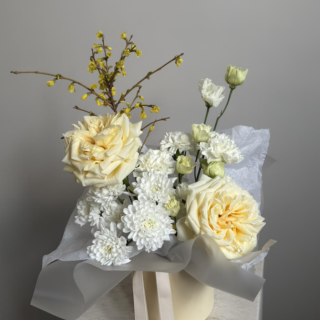 Композиция в коробке из роз CANDLELIGHT и форзиции