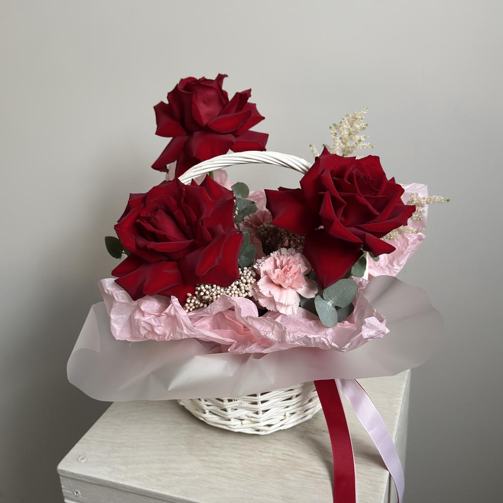 Композиция в корзине с розами EXPLORER и озотамнусами