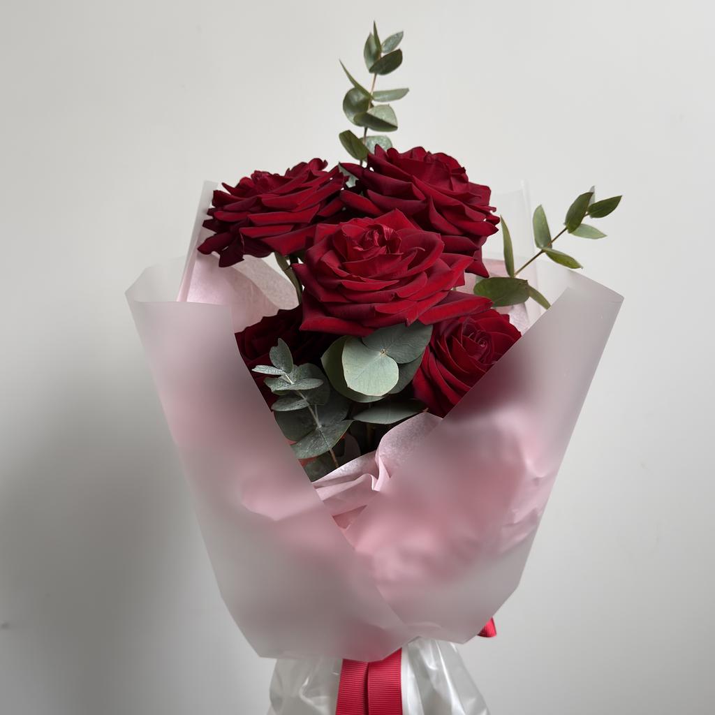 Букет из красных роз RED NAOMI и эвкалипта