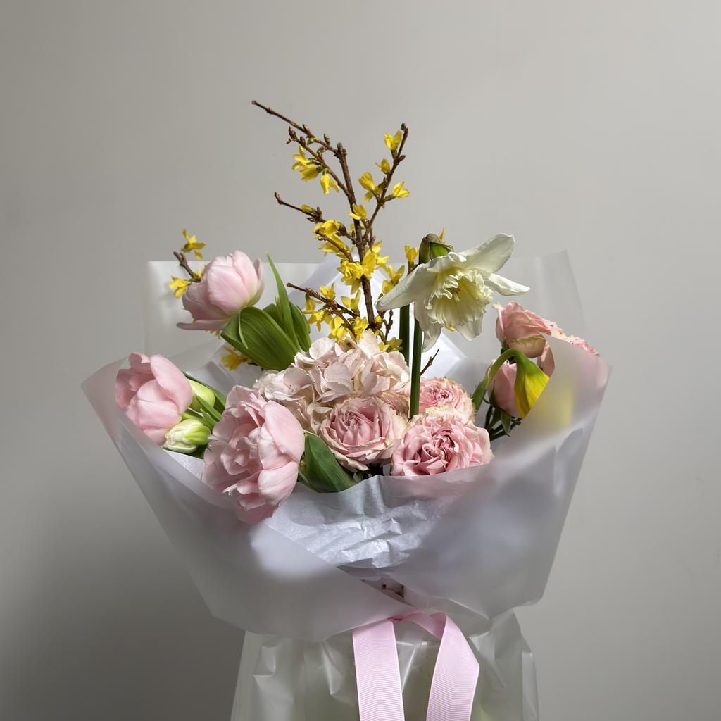 Букет с фермерскими нарциссами и пионовидными тюльпанами