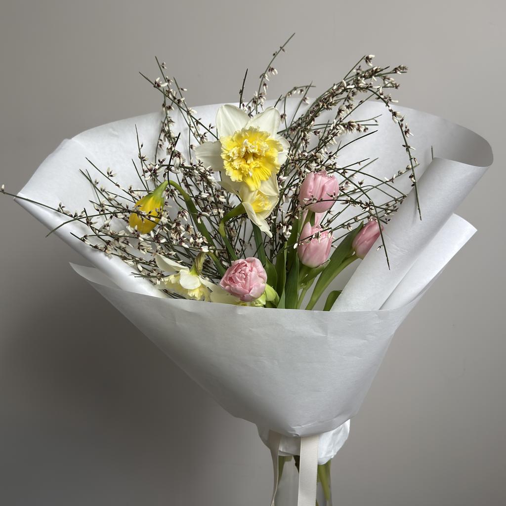 Букет из фермерских цветов и генисты