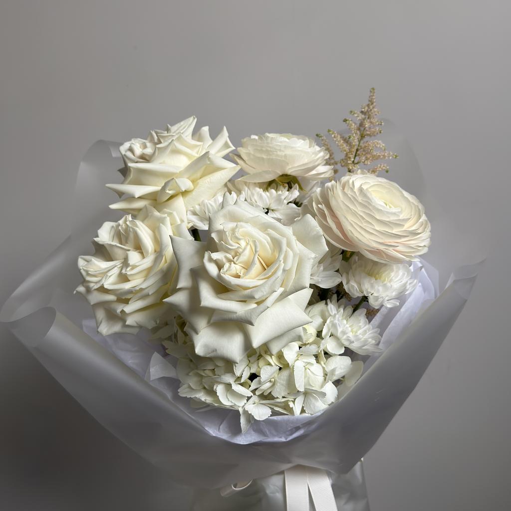 Букет с ранункулюсами КЛУНИ и розами PLAYA BLANCA