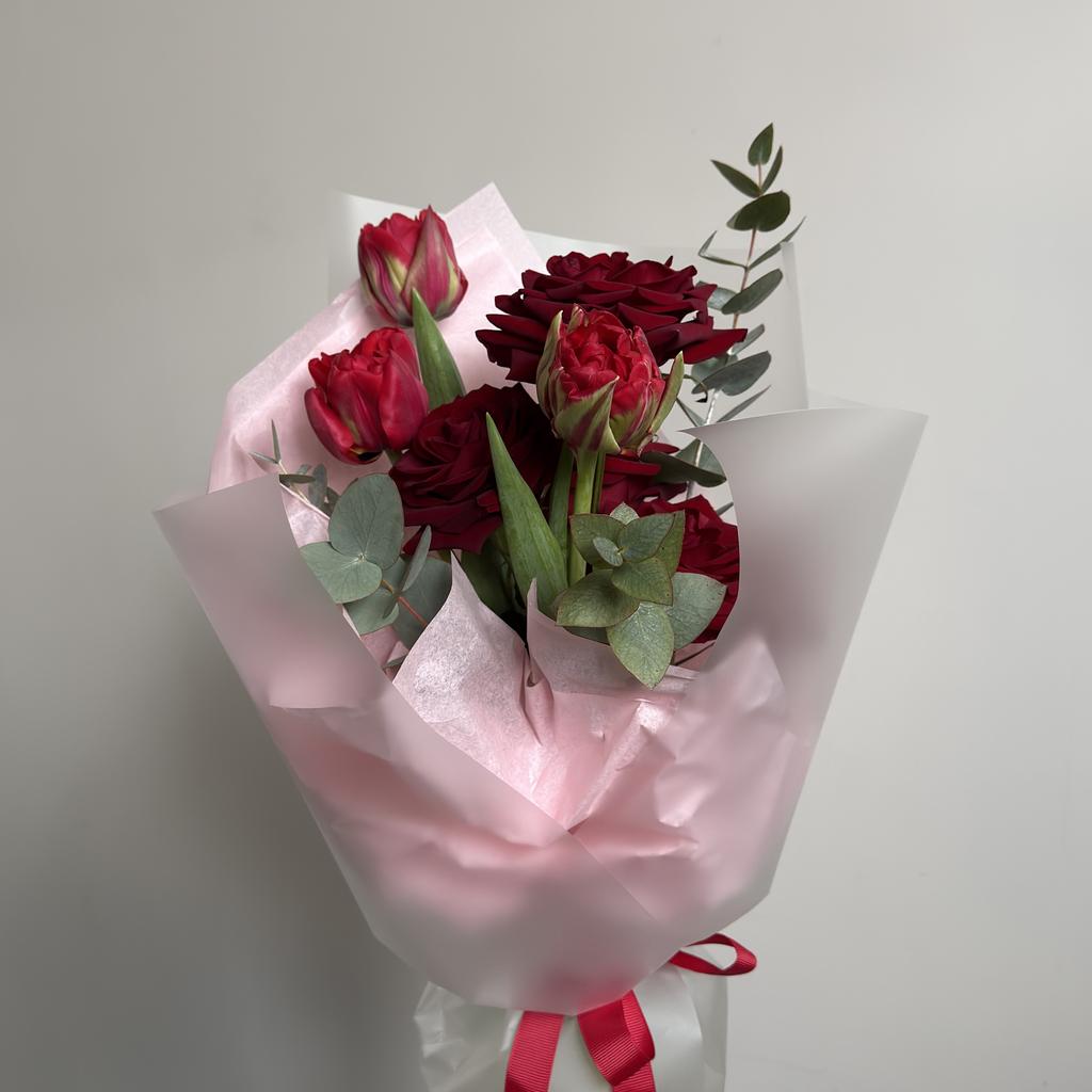 Букет из фермерских пионовидных тюльпанов и красных роз