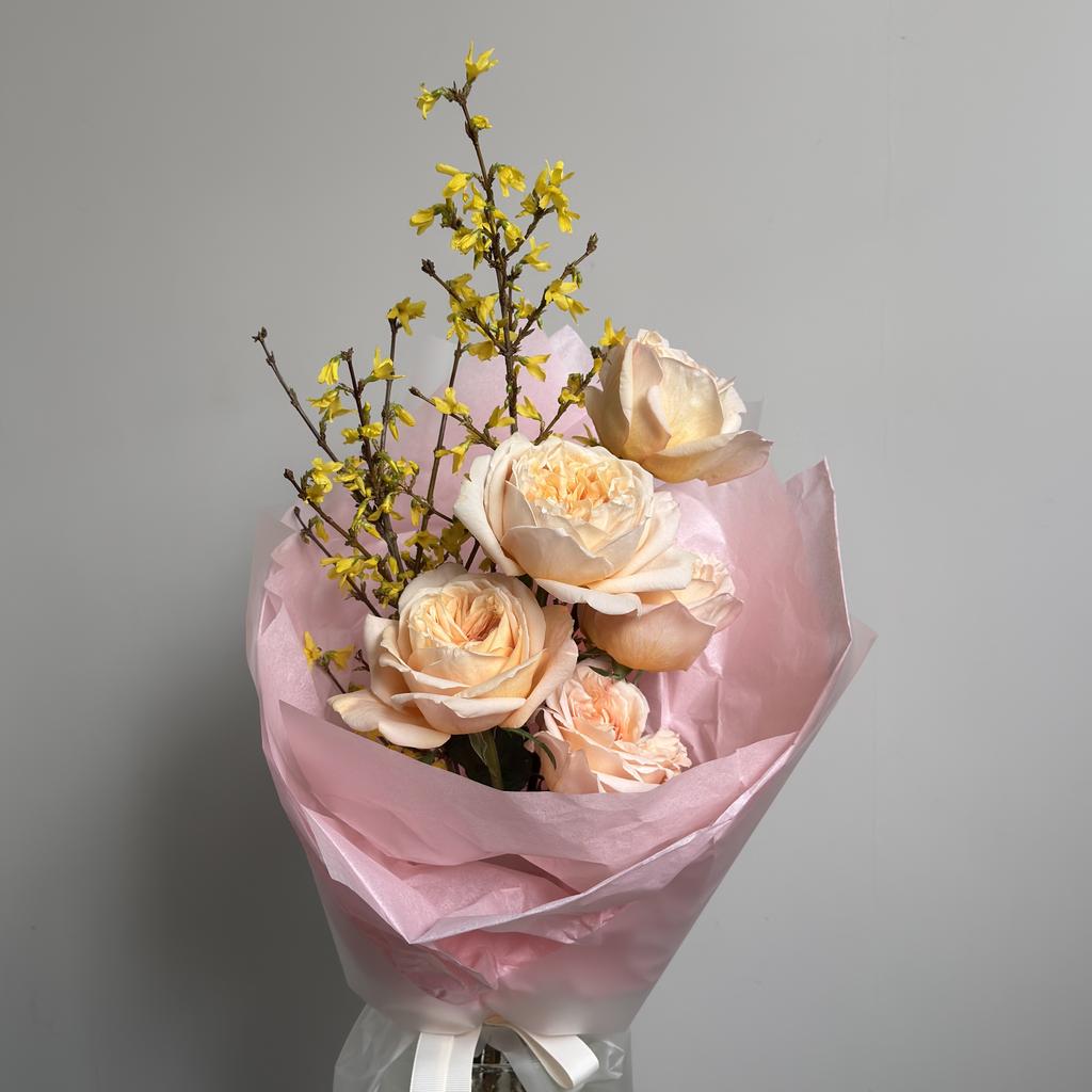 Букет с пионовидными розами ТИ-ДАЙ и форзицией