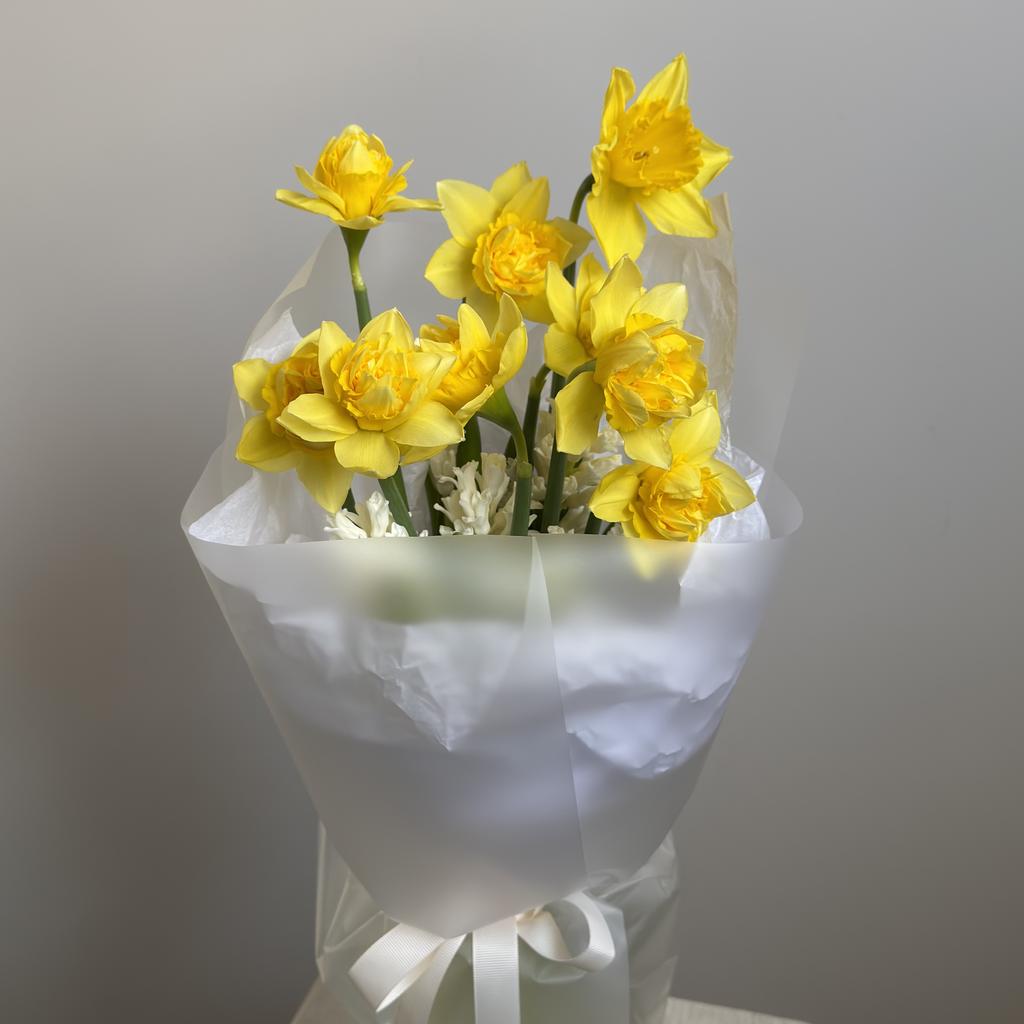 Букет из нарциссов и гиацинтов