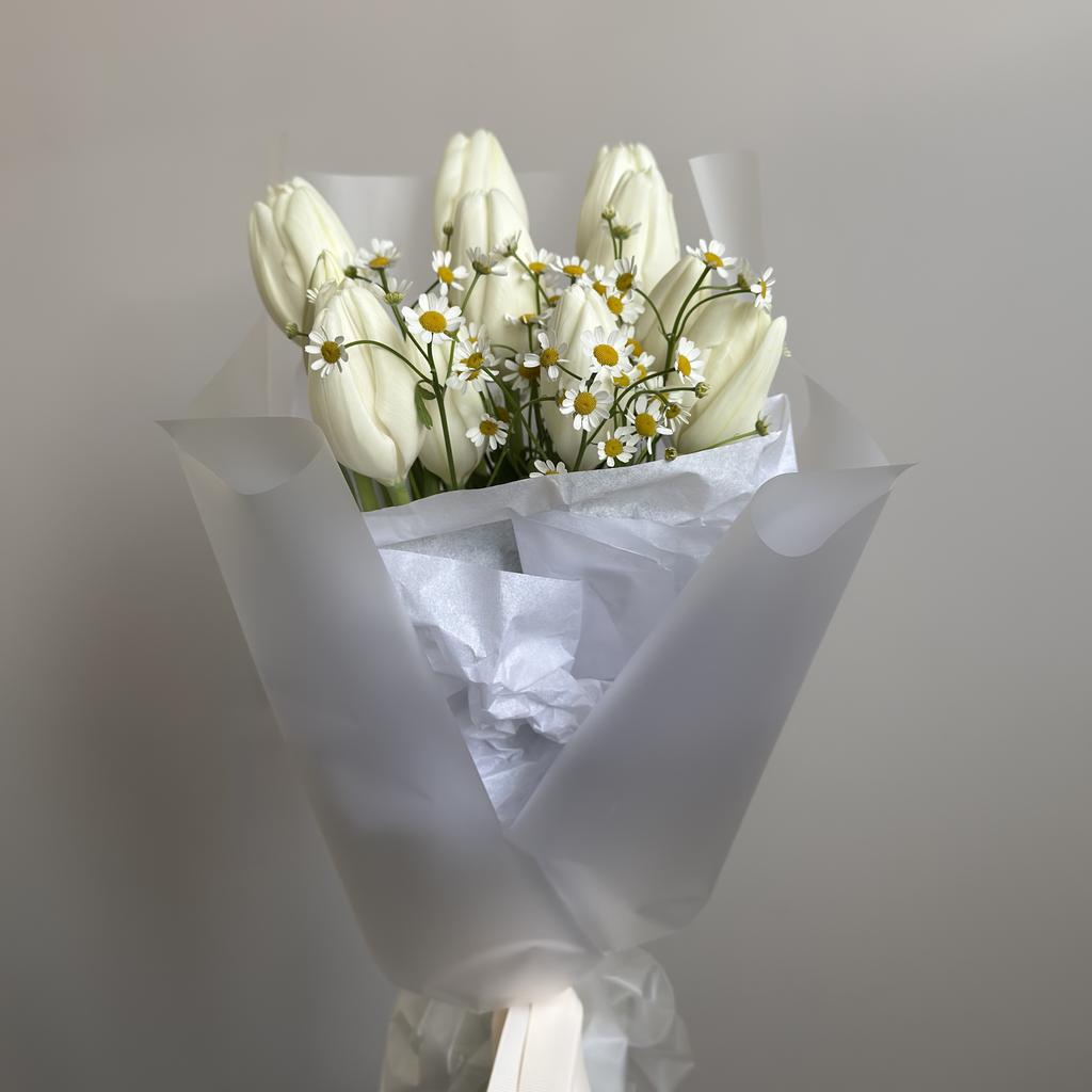 Букет из фермерских тюльпанов и ромашки