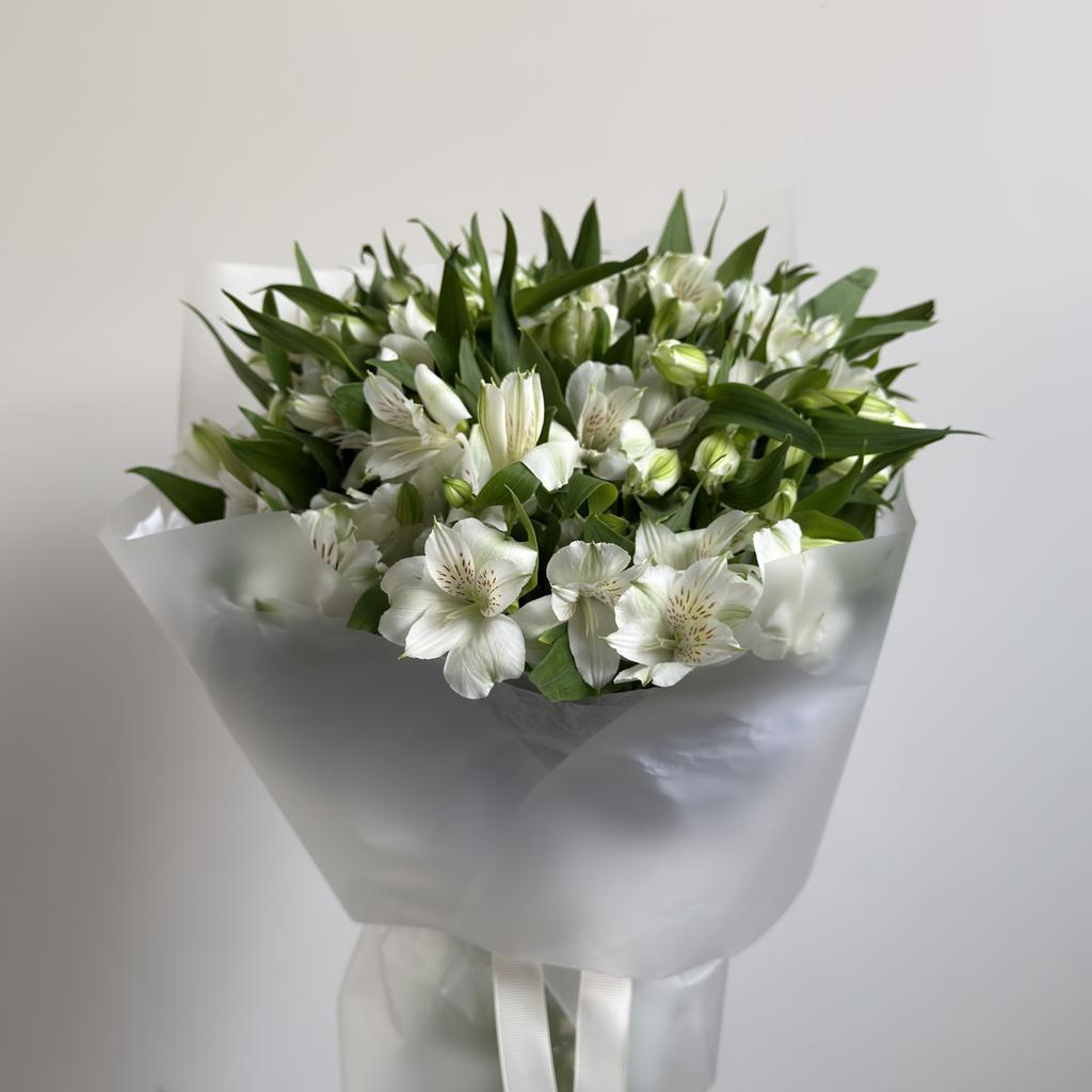 Монобукет из белых альстромерий