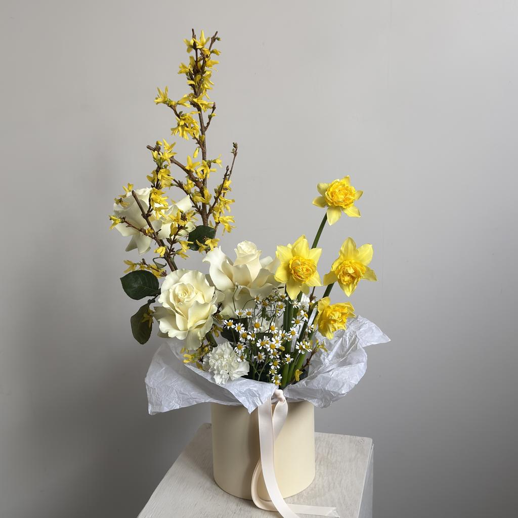 Композиция в коробке из нарциссов и форзиции