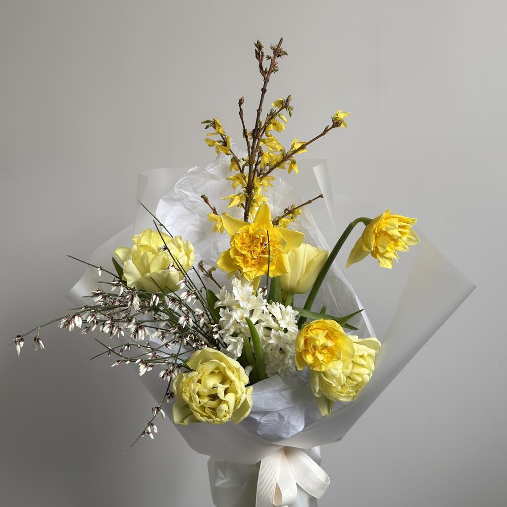 Букет с нарциссами и фермерскими пионовидными тюльпанами