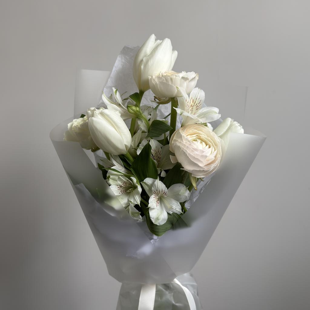 Букет с ранункулюсами и фермерскими тюльпанами