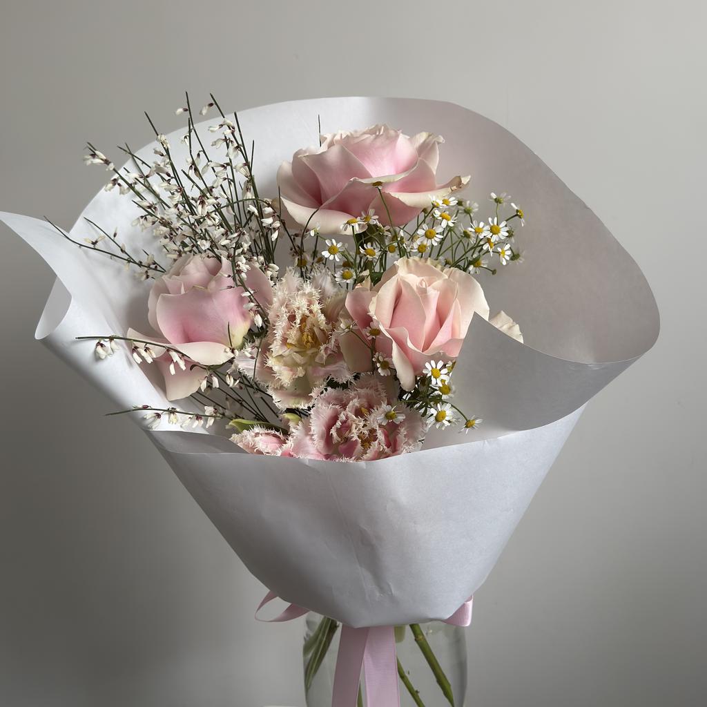 Букет с розами Пинк Мондиаль и фермерскими махровыми тюльпанами