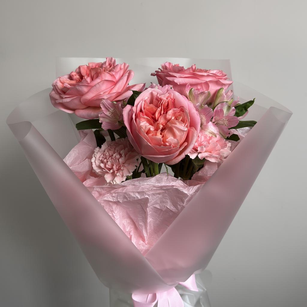 Букет с розами Пинк Экспрешн и альстромериями