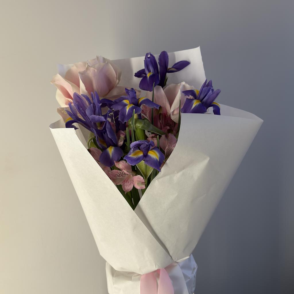 Букет с ирисами и розами Пинк Мондиаль