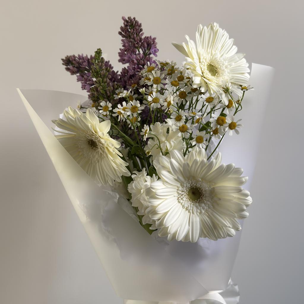 Букет с веткой сирени и герберами