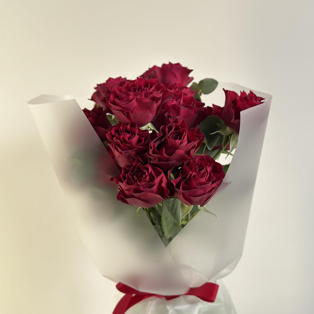 Букет из кустовых роз и эвкалипта