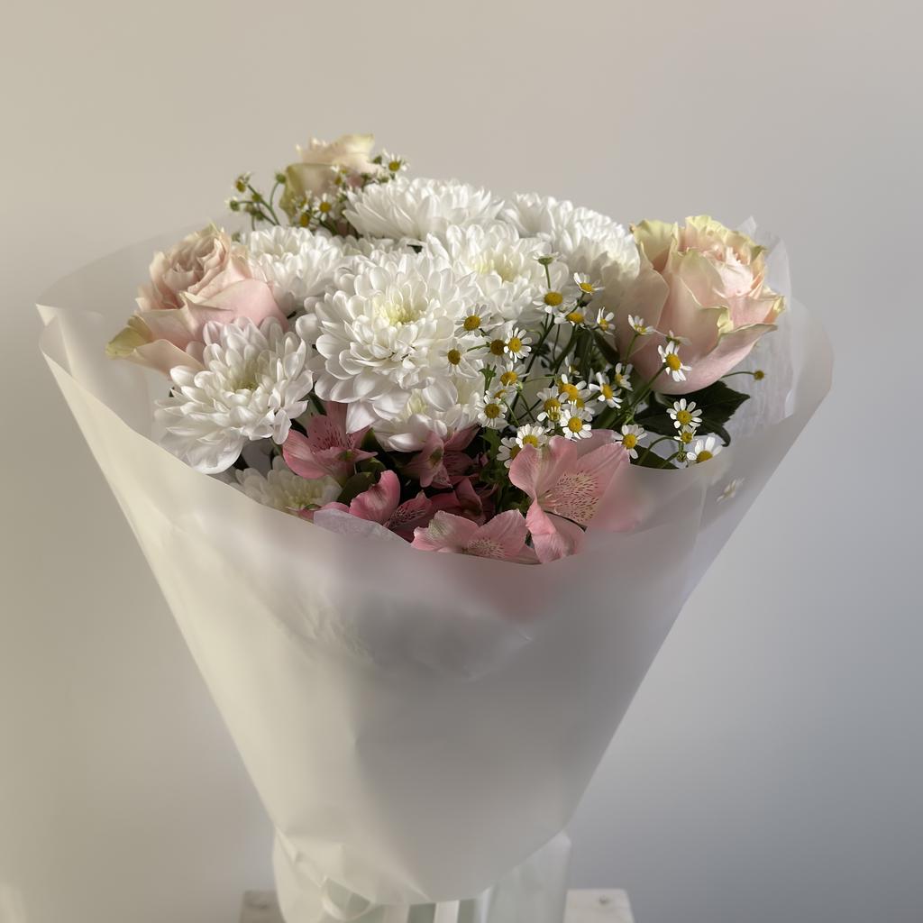 Круглый букет из роз Пинк Мондиаль и кустовых хризантем