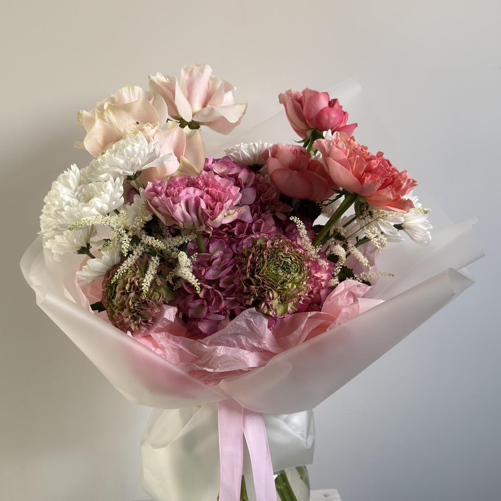 Букет с гортензиями, ранункулюсами Пон-пон и розами