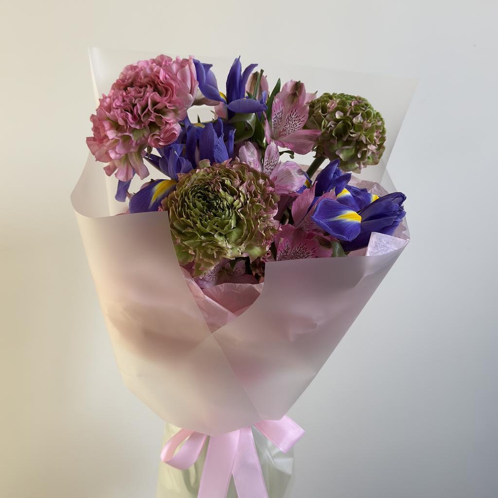Букет с ранункулюсами Пон-пон и ирисами