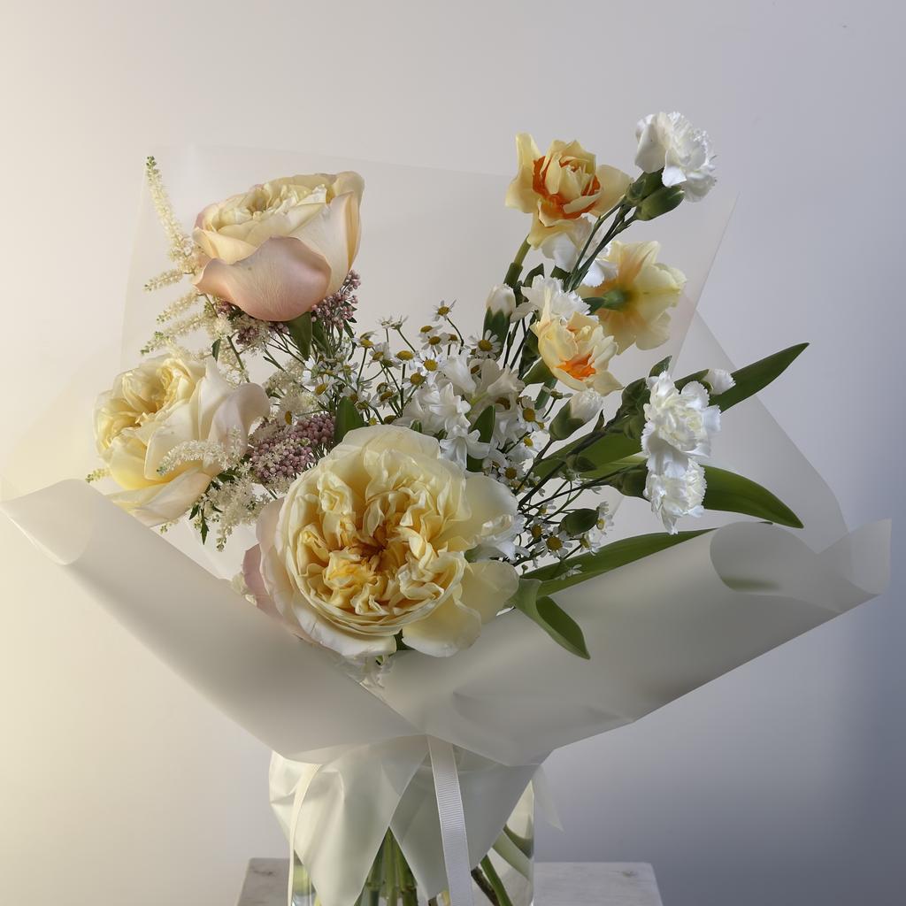 Букет с нарциссами, гиацинтами и пионовидными розами
