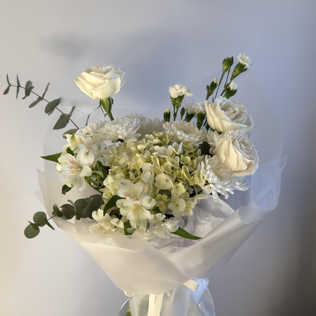 Букет с гортензией и розами Плайя Бланка