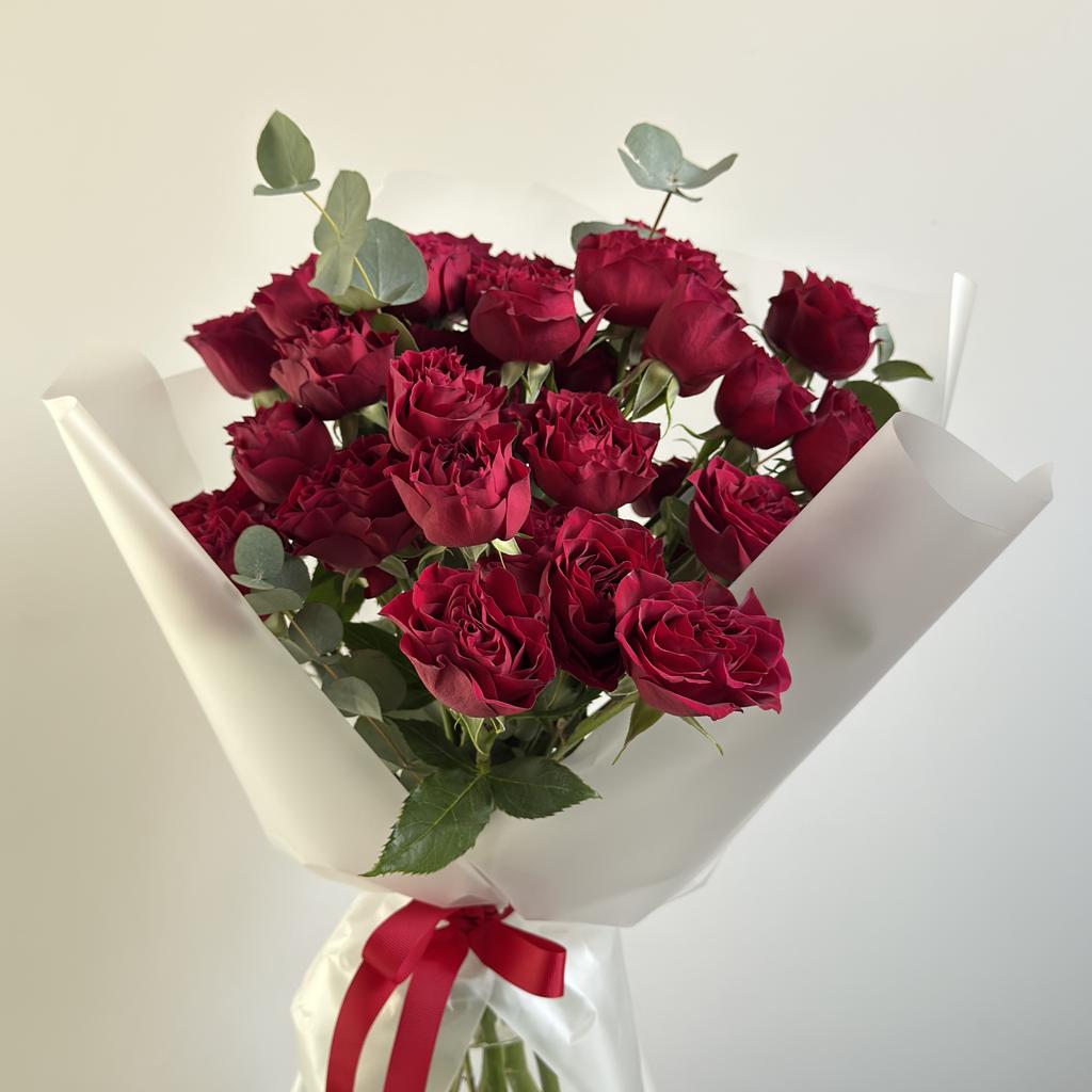 Букет из бордовых кустовых роз и эвкалипта