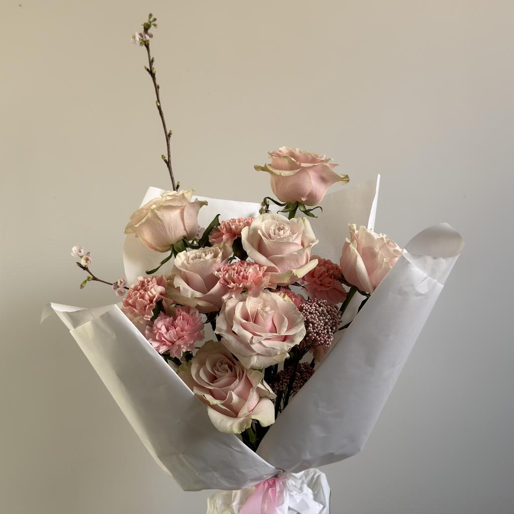 Букет из цветущей ветки сакуры и роз Пинк Мондиаль