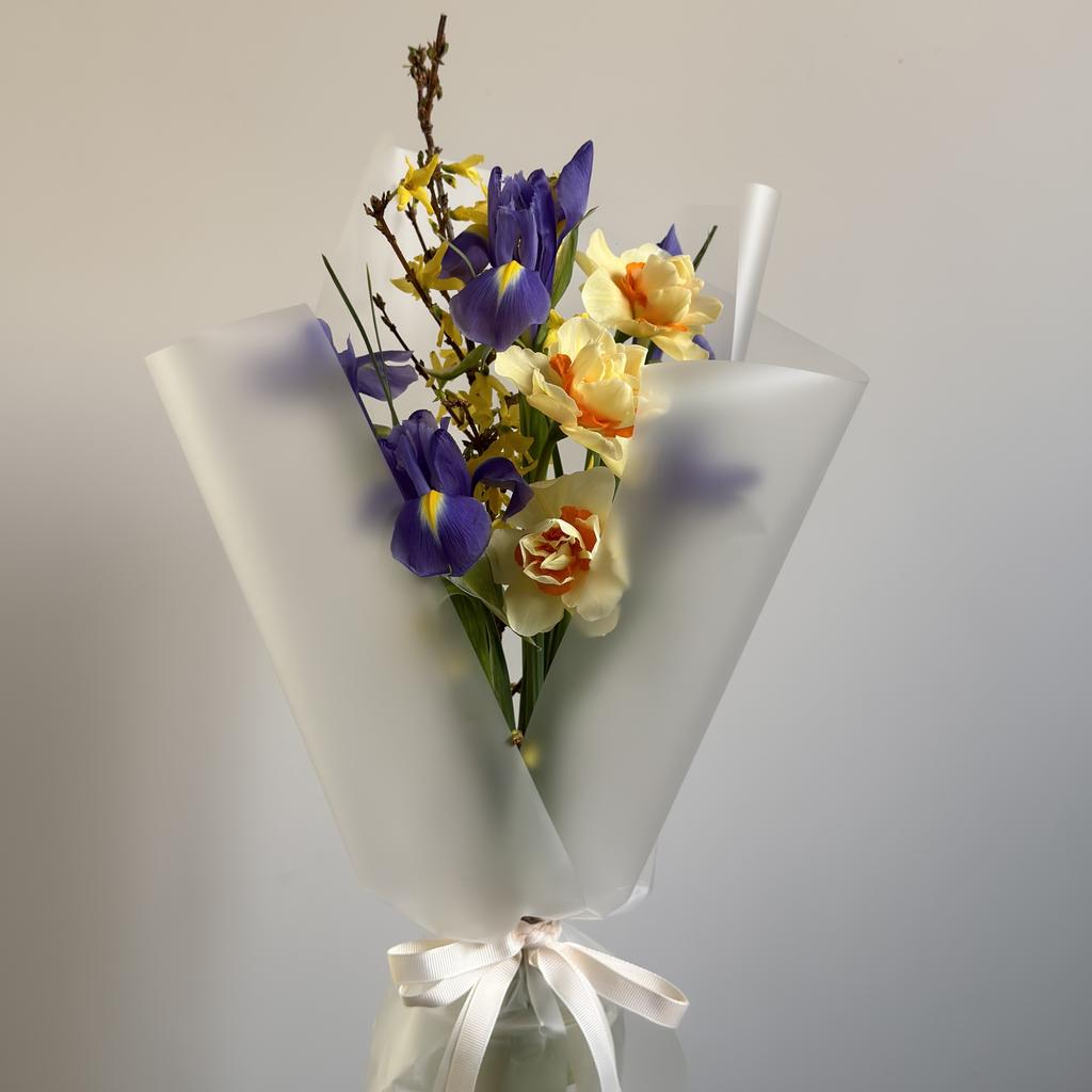 Букет с нарциссами и ирисами