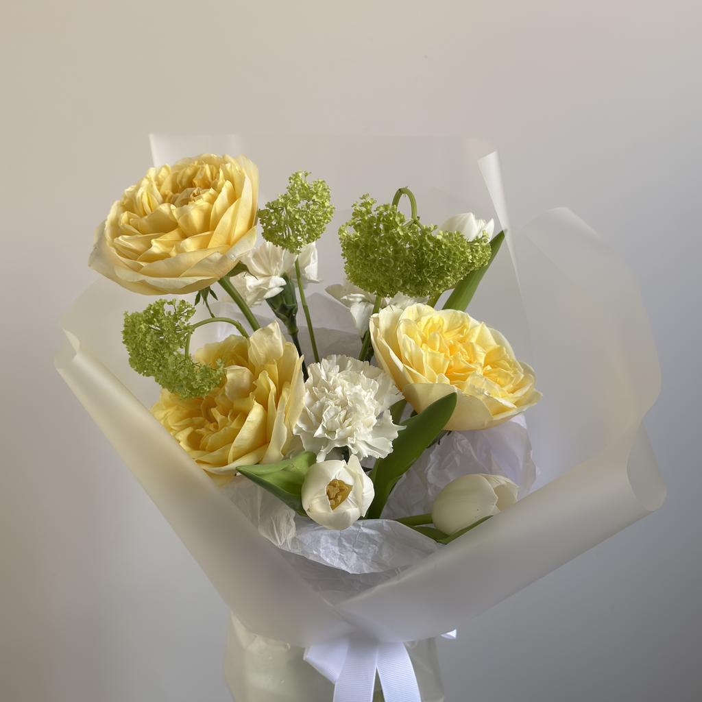 Букет с пионовидными розами и вибурнумом