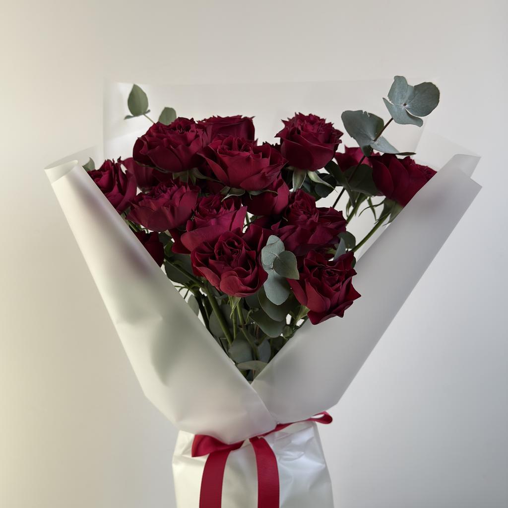 Букет из бордовых кустовых роз и эвкалипта