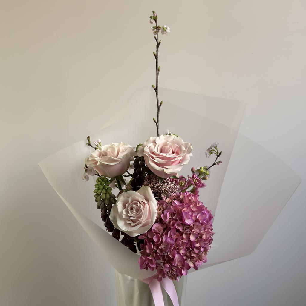 Букет с сакурой и фритилляриями