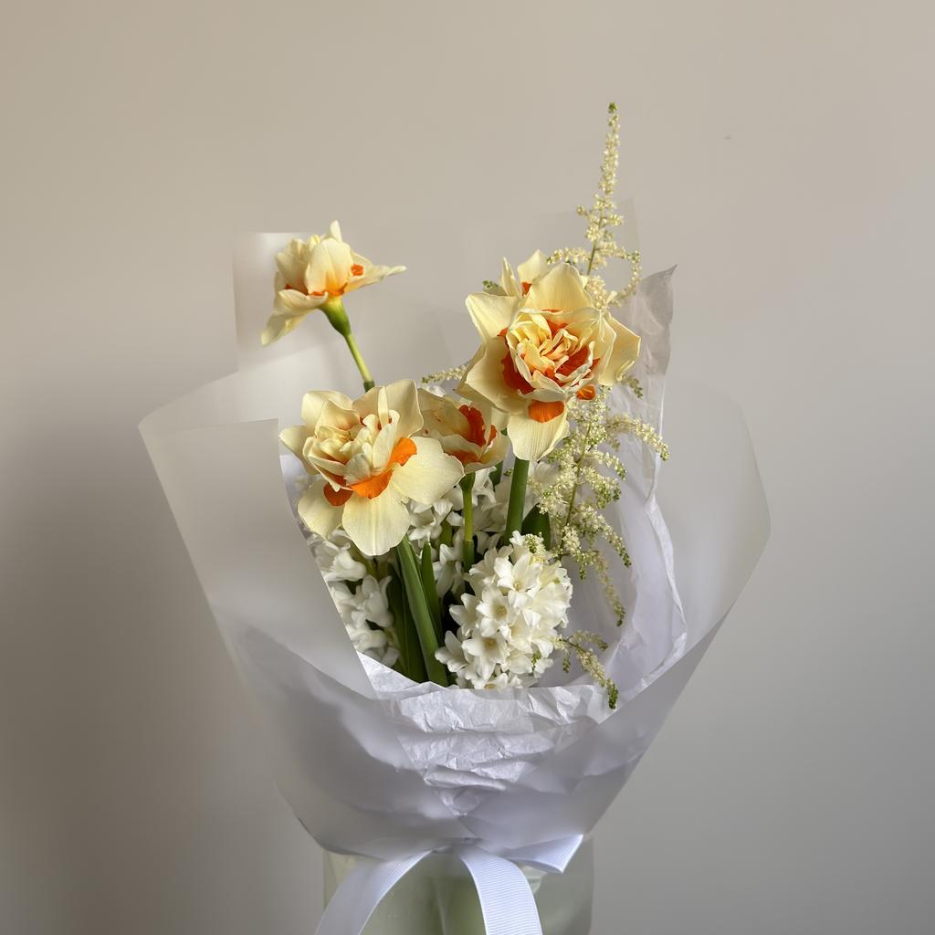 Букет с нарциссами и белыми гиацинтами